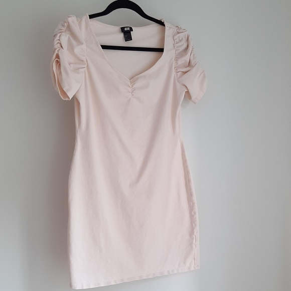 H&M Dresses & Skirts - H&M fitted pink dress with ruched sleeves L